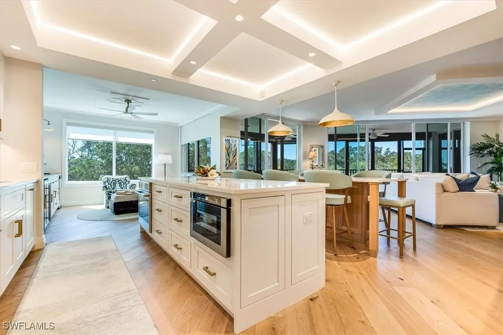 Naples FL, 445 Cove Tower Drive, Unit 302