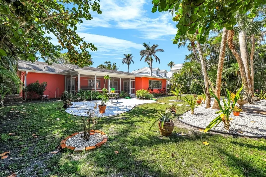 135 7th Avenue N Naples FL 34102
