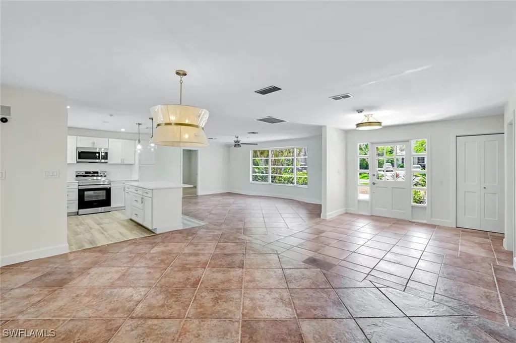 135 7th Avenue N Naples FL 34102