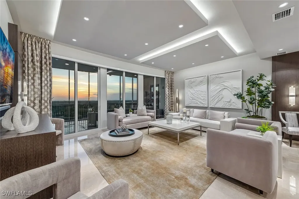 Naples FL, 13665 Vanderbilt Drive, Unit 802