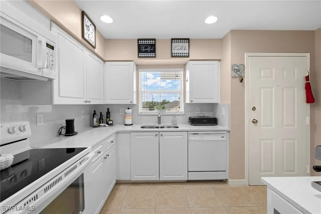 904 SE 13th Street Cape Coral FL 33990