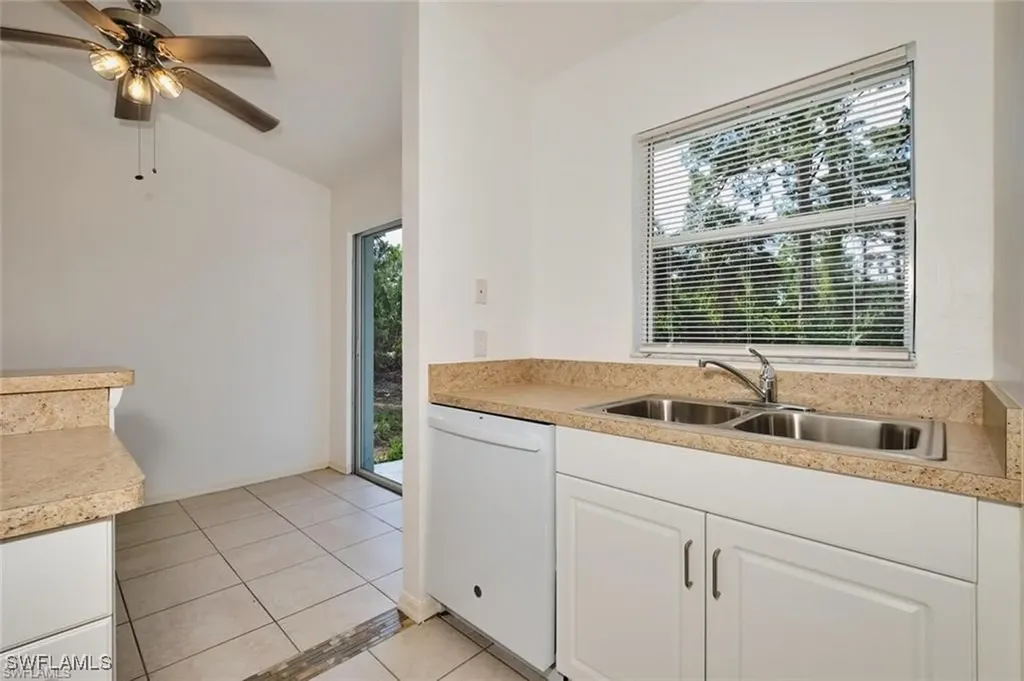 3825/3827 Hollycrest Street Fort Myers FL 33905