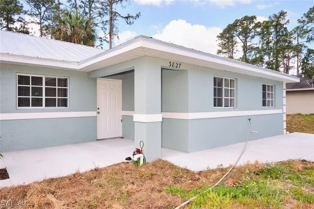 3825/3827 Hollycrest Street Fort Myers FL 33905