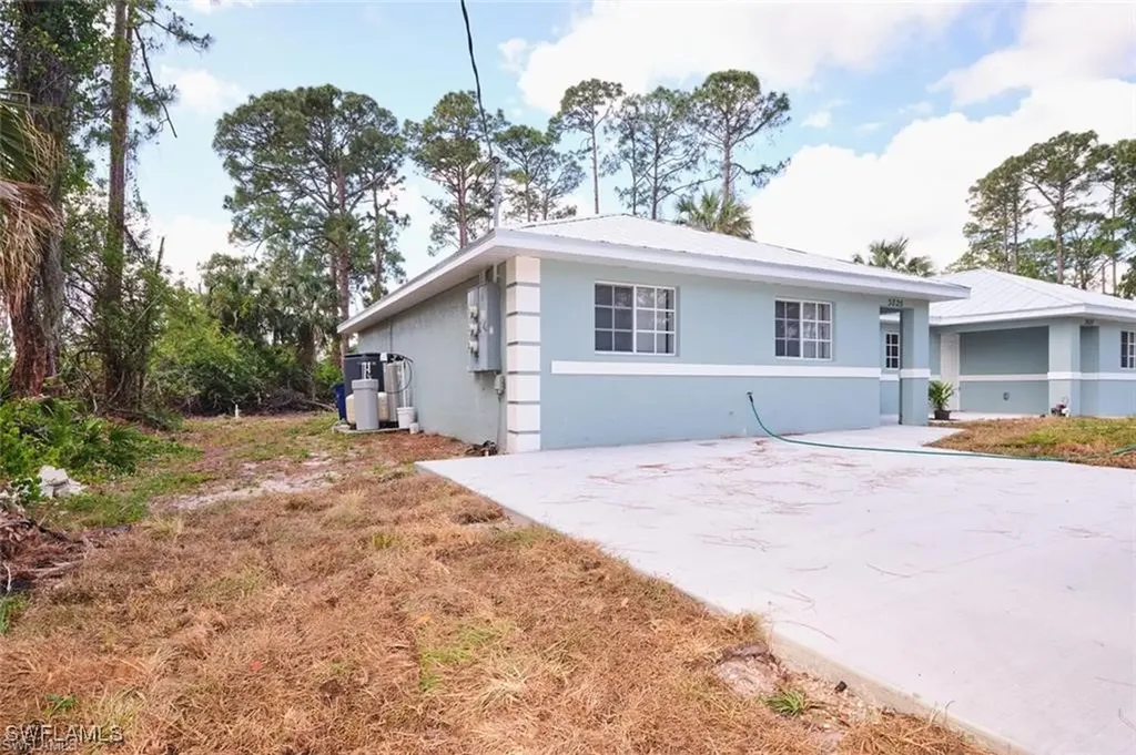 3825/3827 Hollycrest Street Fort Myers FL 33905