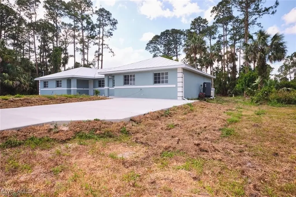 3825/3827 Hollycrest Street Fort Myers FL 33905