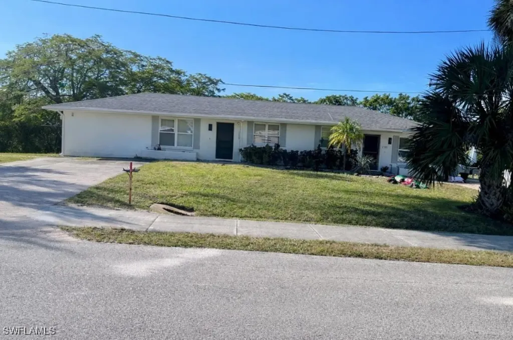 593 92nd Avenue N Naples FL 34108