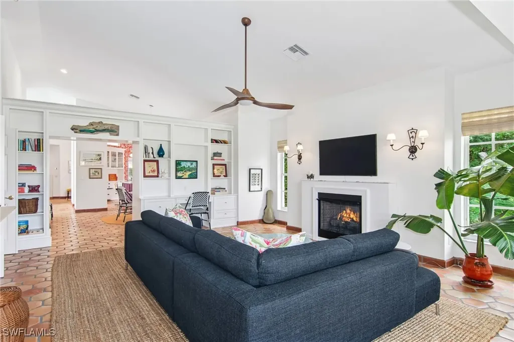 234 Edgemere Way E Naples FL 34105