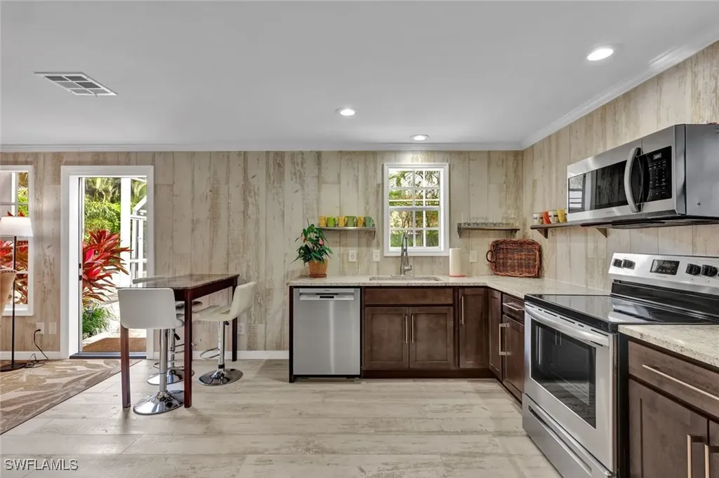 255 2nd Avenue N Naples FL 34102