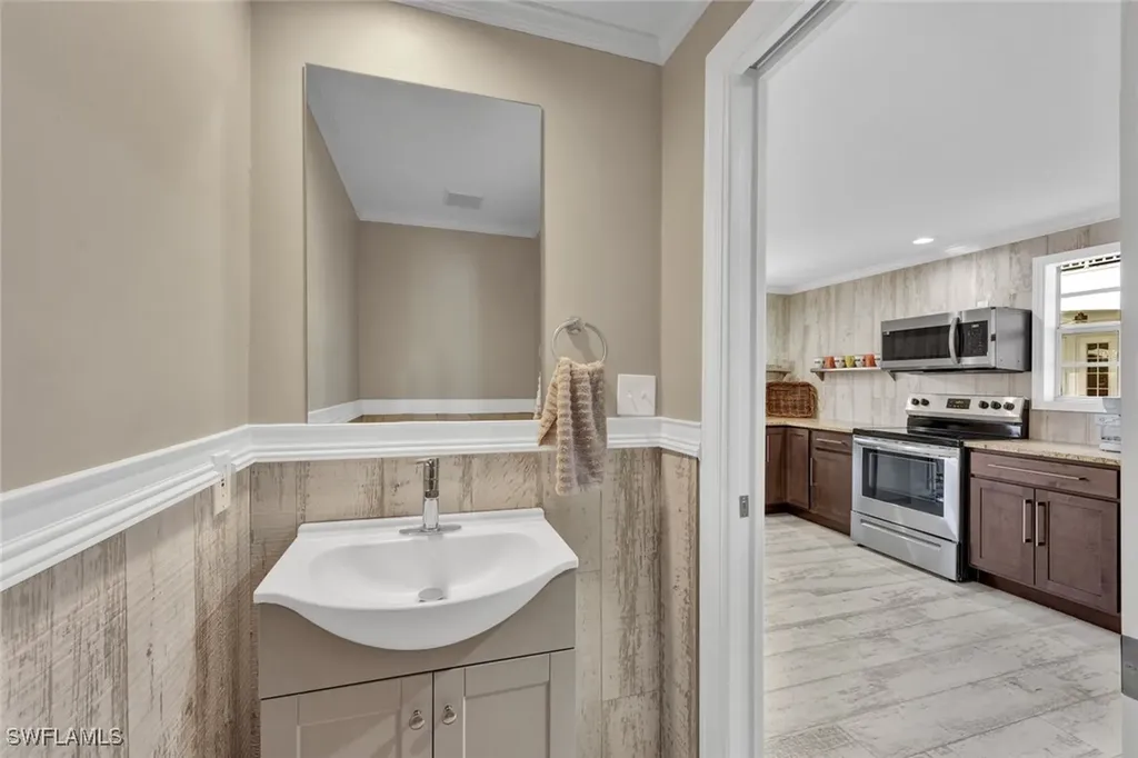 255 2nd Avenue N Naples FL 34102
