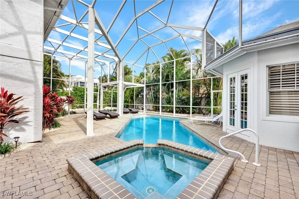255 2nd Avenue N Naples FL 34102
