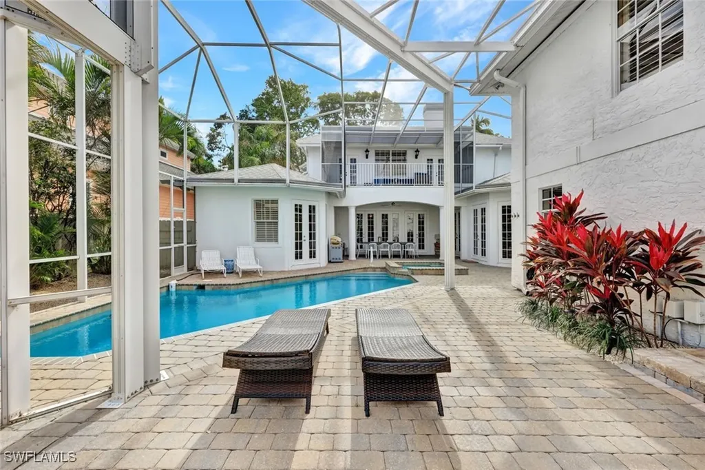 255 2nd Avenue N Naples FL 34102