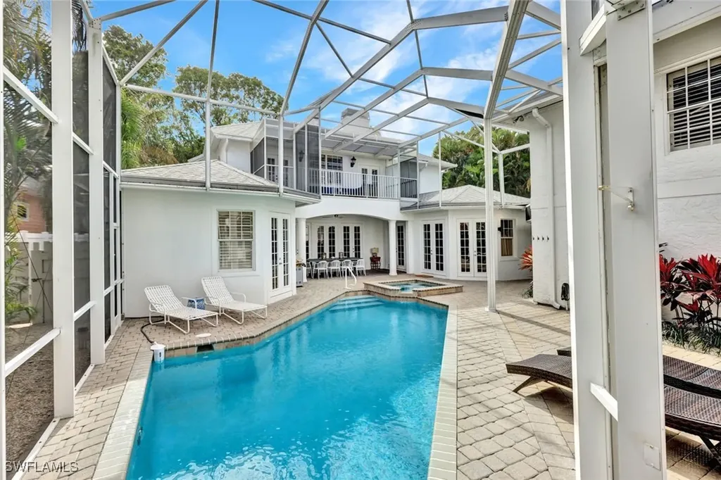255 2nd Avenue N Naples FL 34102