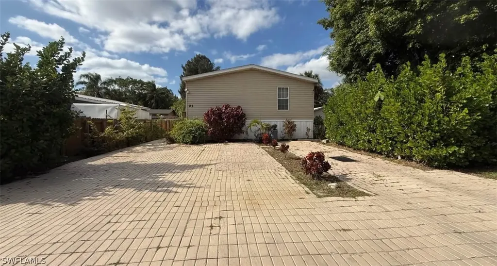 93 Isle Of Saint Naples FL 34114