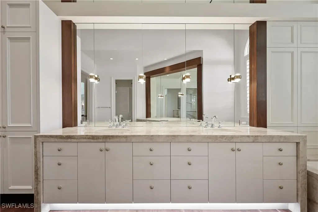 8057 Via Vecchia Naples FL 34108