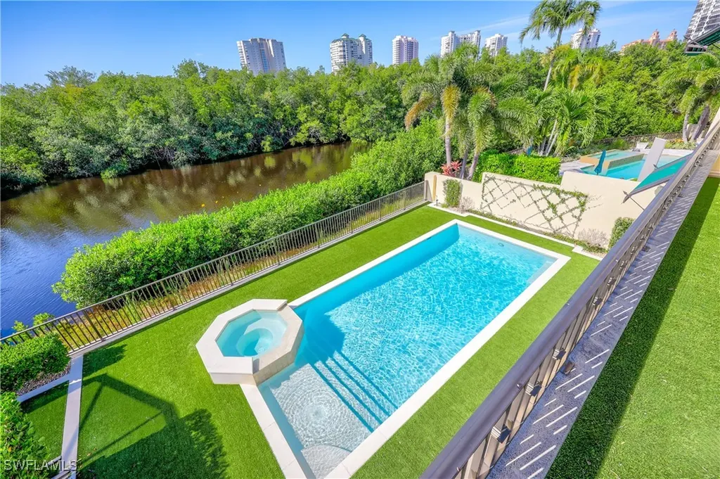 8057 Via Vecchia Naples FL 34108
