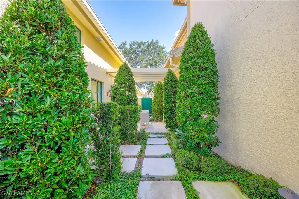 8057 Via Vecchia Naples FL 34108
