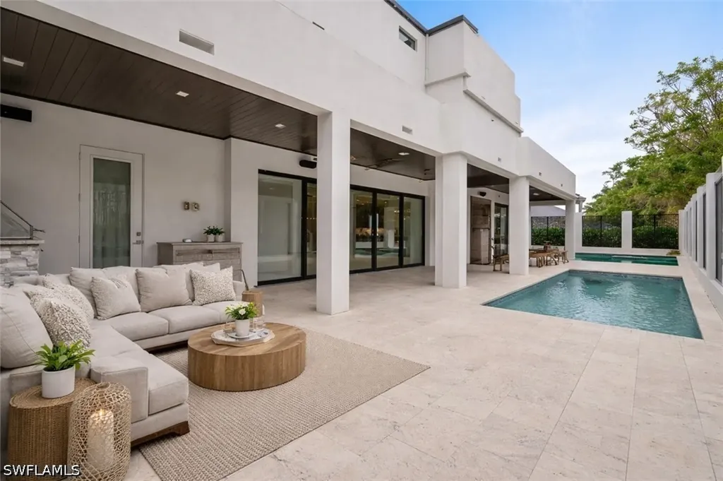 3800 Crayton Road Naples FL 34103