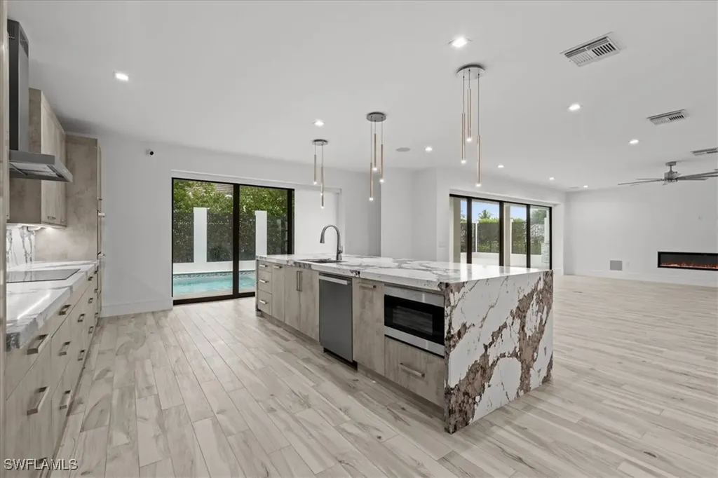 3800 Crayton Road Naples FL 34103