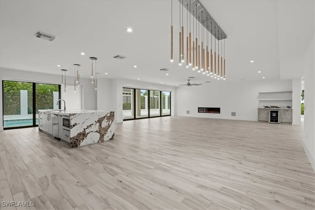 3800 Crayton Road Naples FL 34103