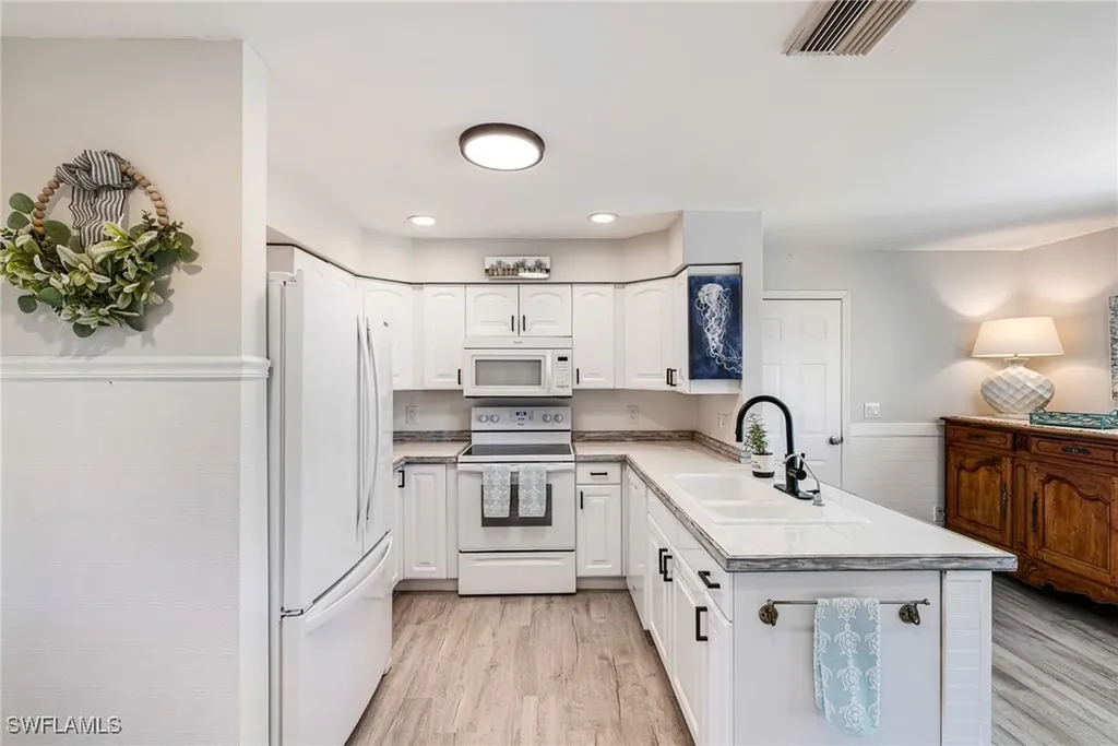 20520 Pine Tree Lane Estero FL 33928