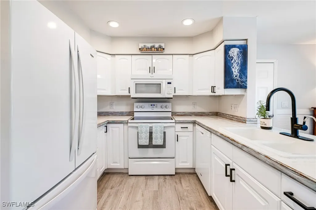 20520 Pine Tree Lane Estero FL 33928