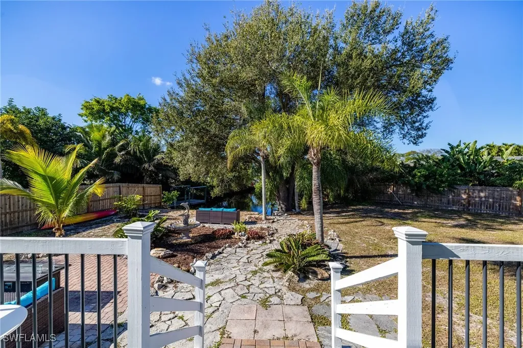 20520 Pine Tree Lane Estero FL 33928