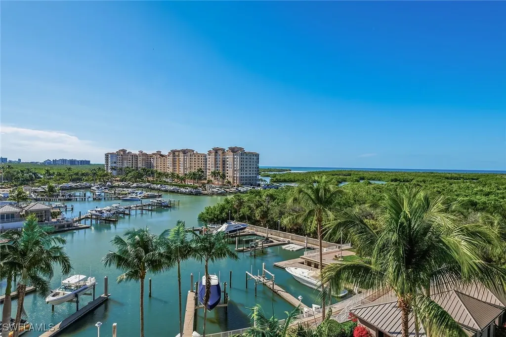 Naples FL, 13675 Vanderbilt Drive, Unit 707