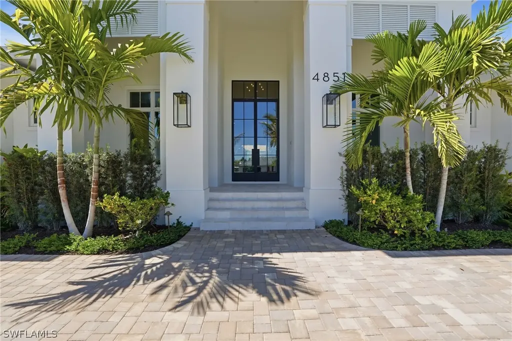 4851 Crayton Road Naples FL 34103