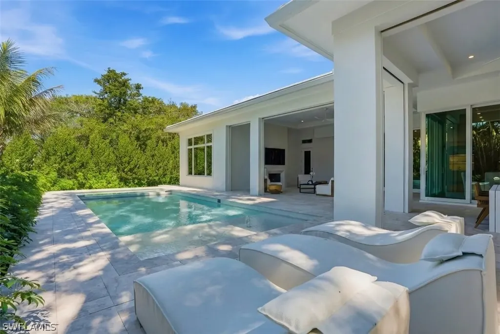 4851 Crayton Road Naples FL 34103