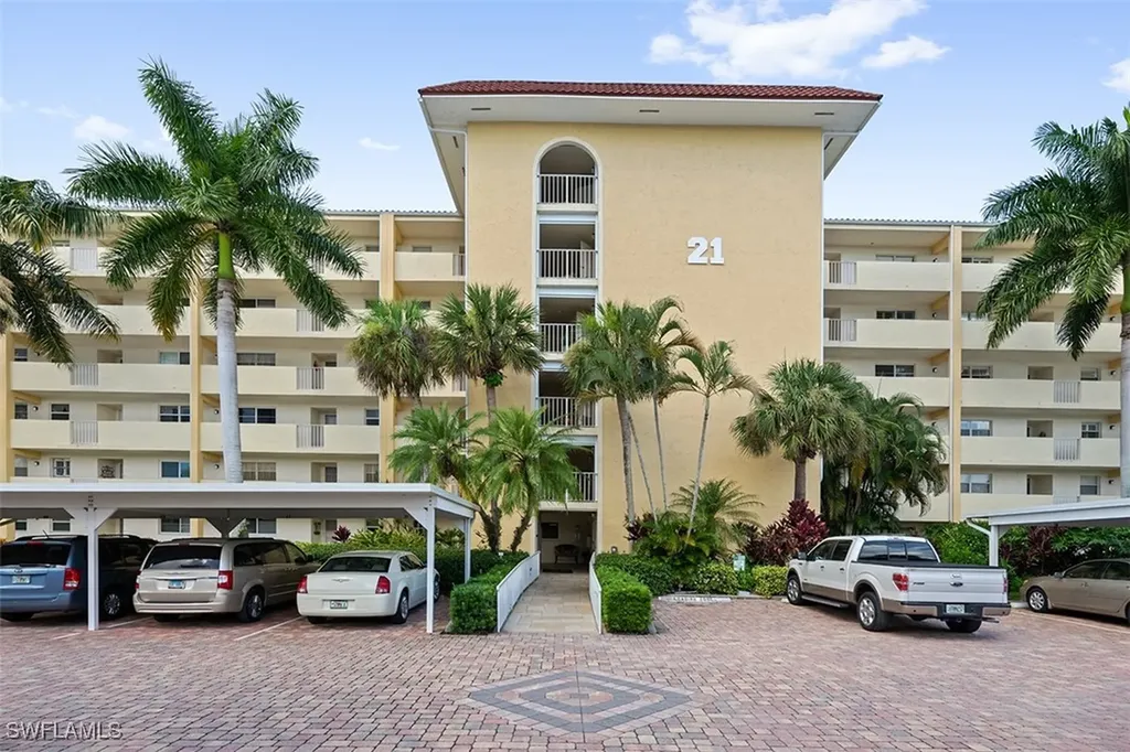 21 High Point Circle E Naples FL 34103