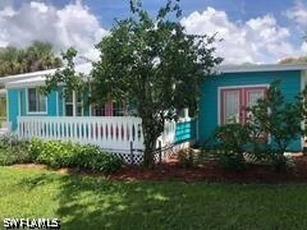 981 8th Terrace N Naples FL 34102