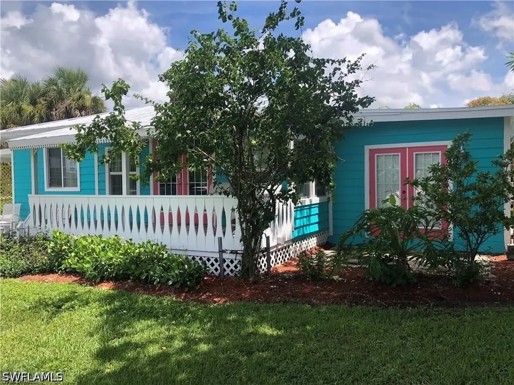 981 8th Terrace N Naples FL 34102