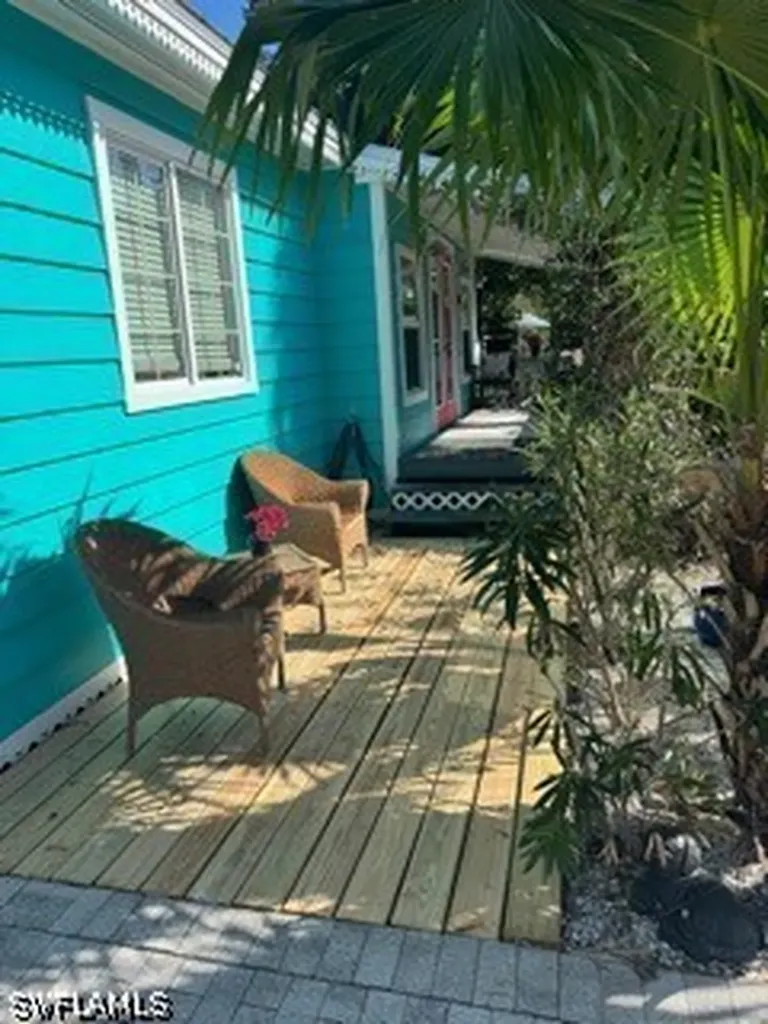 981 8th Terrace N Naples FL 34102