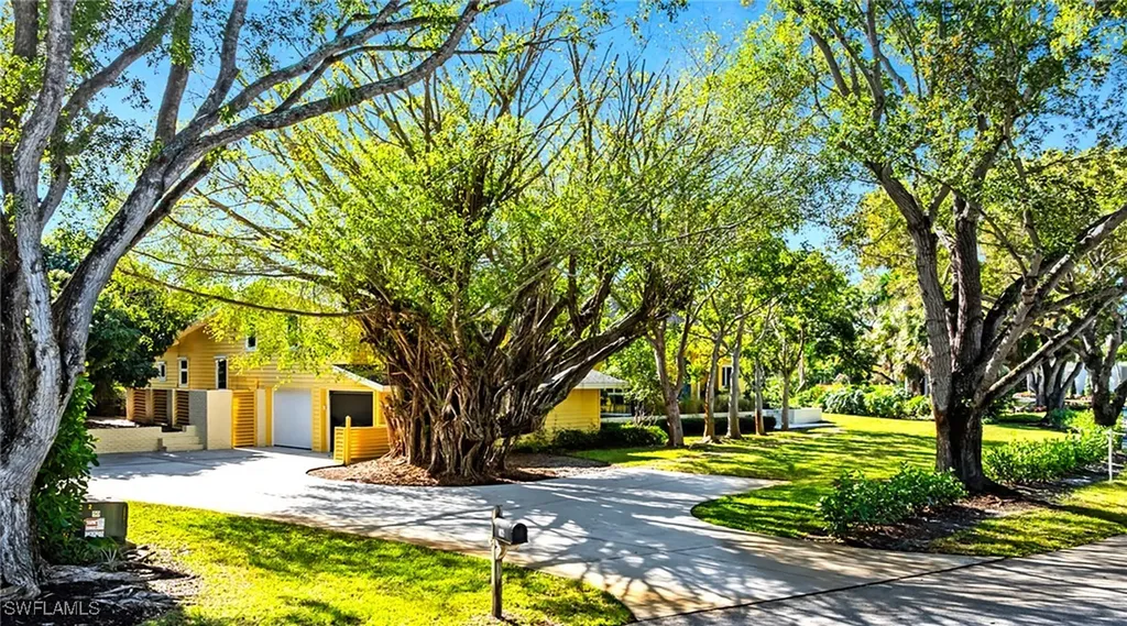 586 Yucca Road Naples FL 34102
