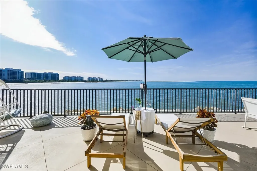 601 La Peninsula Boulevard Naples FL 34113