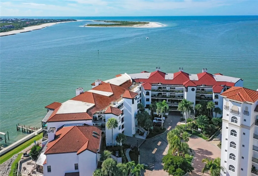 601 La Peninsula Boulevard Naples FL 34113