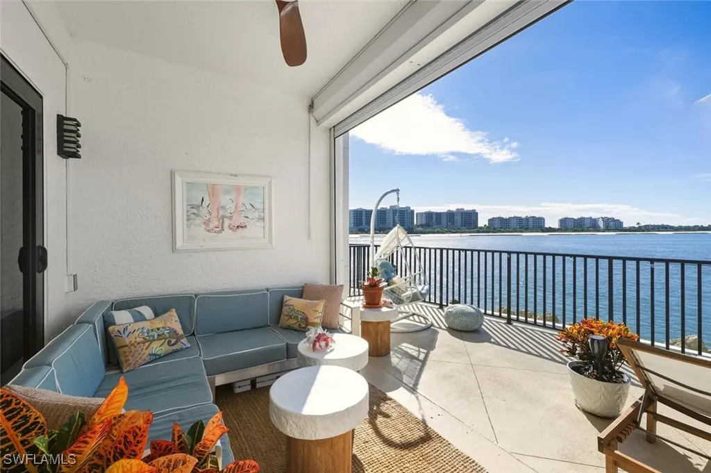 601 La Peninsula Boulevard Naples FL 34113