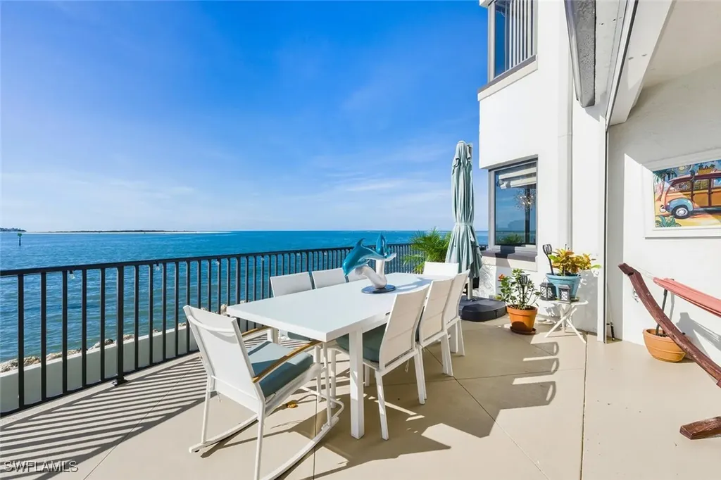 601 La Peninsula Boulevard Naples FL 34113