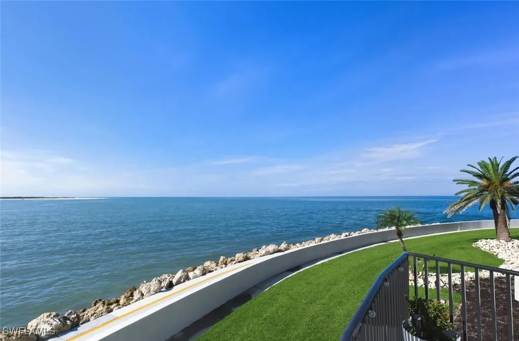 601 La Peninsula Boulevard Naples FL 34113