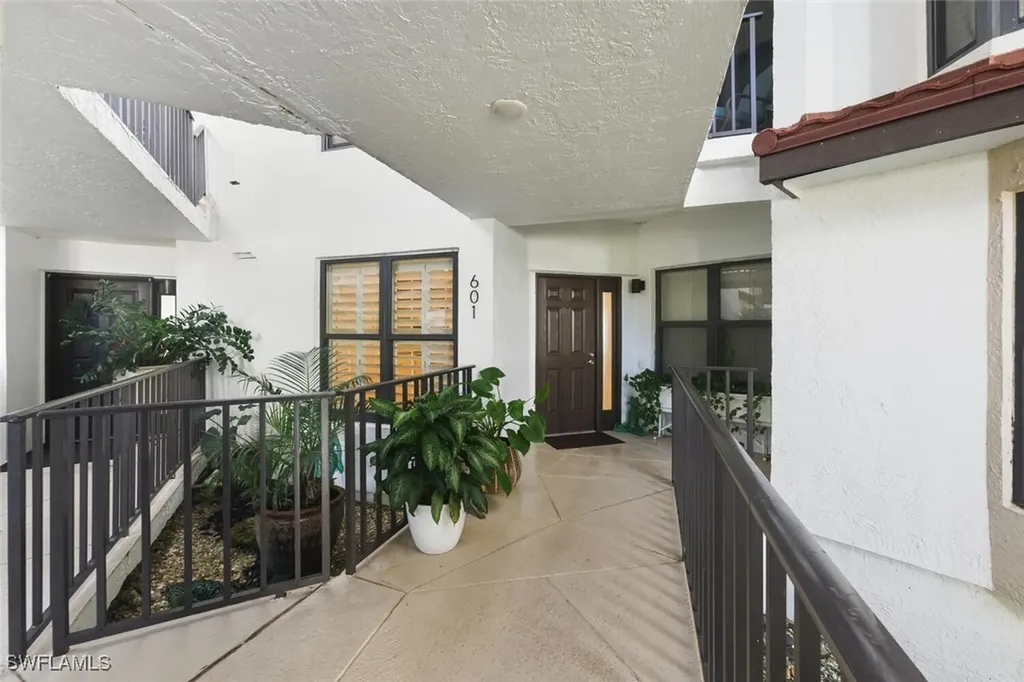 601 La Peninsula Boulevard Naples FL 34113