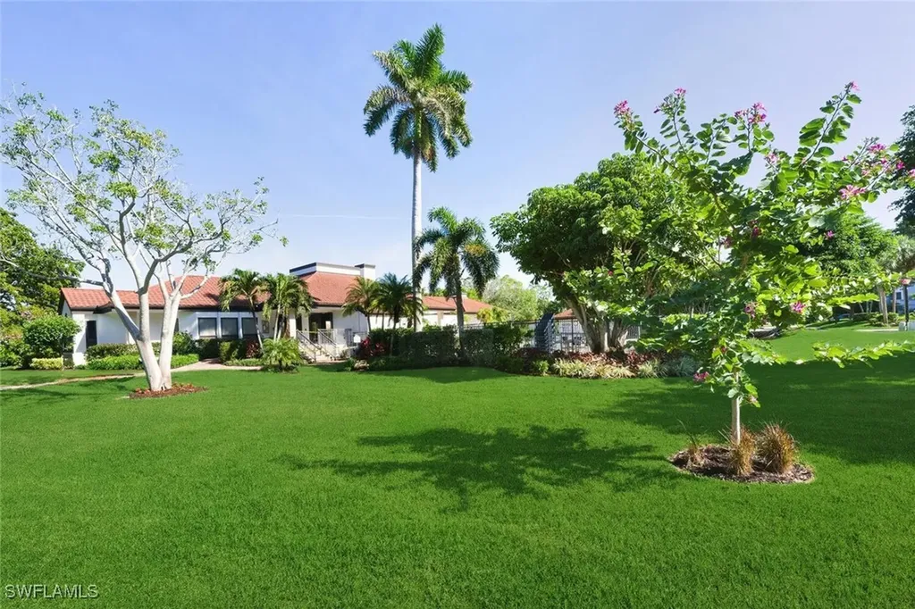 601 La Peninsula Boulevard Naples FL 34113