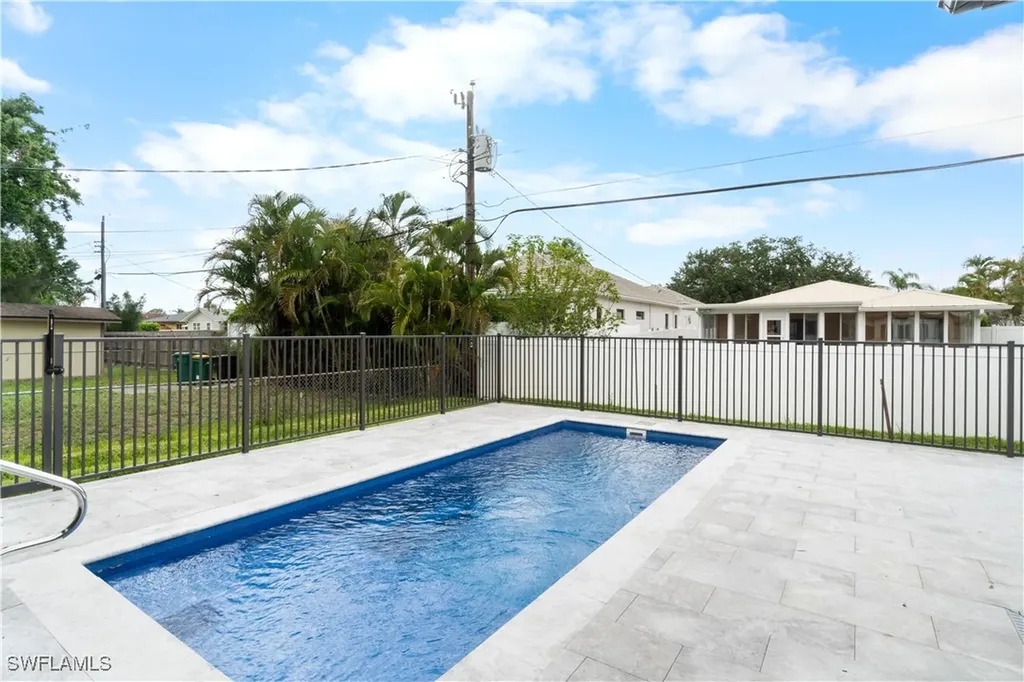 833/837 91st Avenue N Naples FL 34108