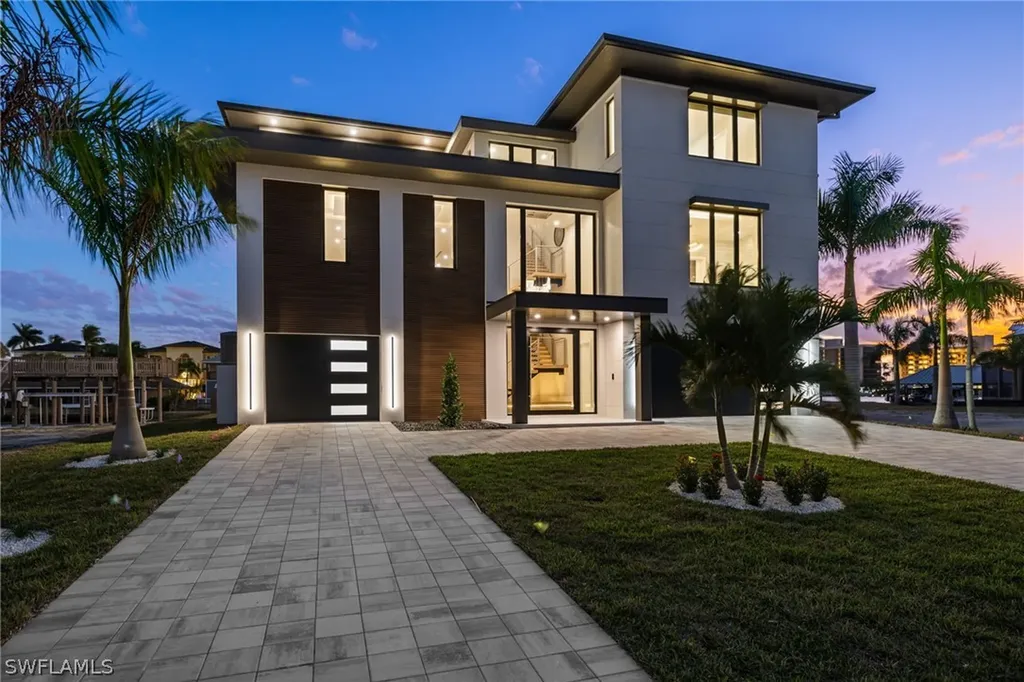 Naples FL, 256 Trade Winds Avenue