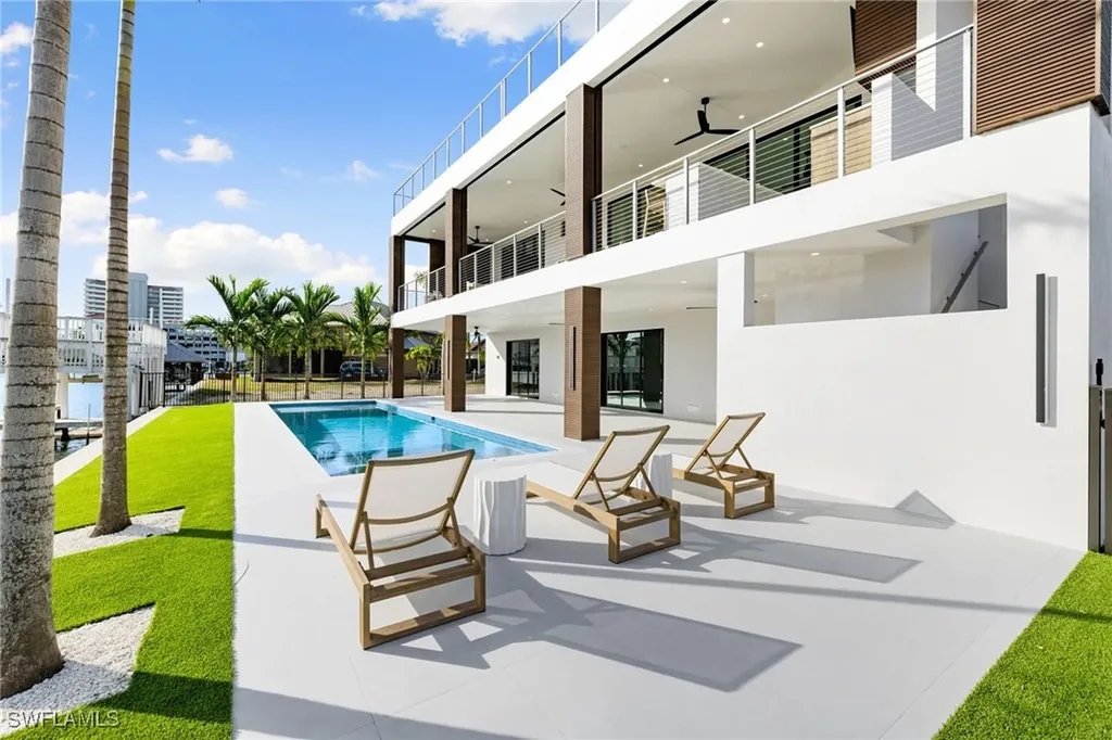 256 Trade Winds Avenue Naples FL 34108