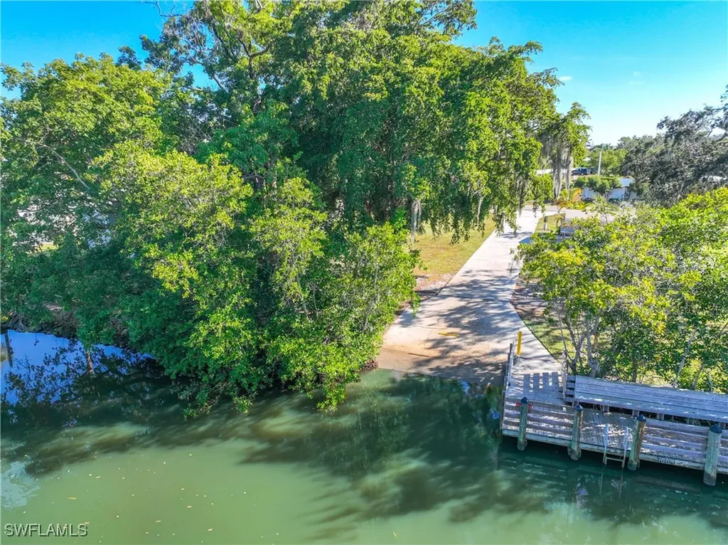 214 Riverwood Road Naples FL 34114