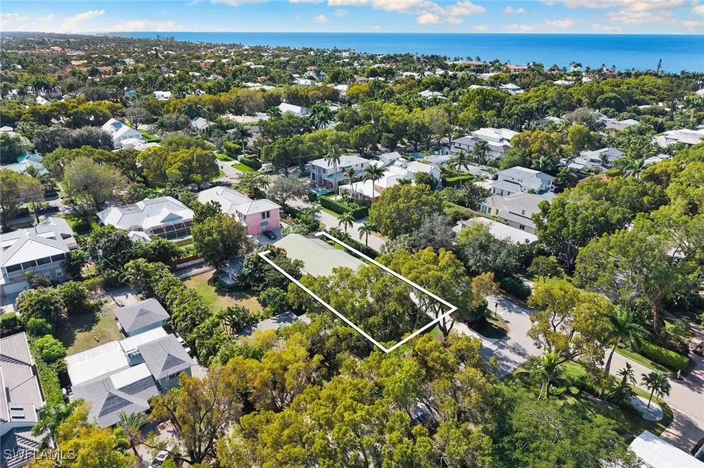 416 3rd Avenue N Naples FL 34102