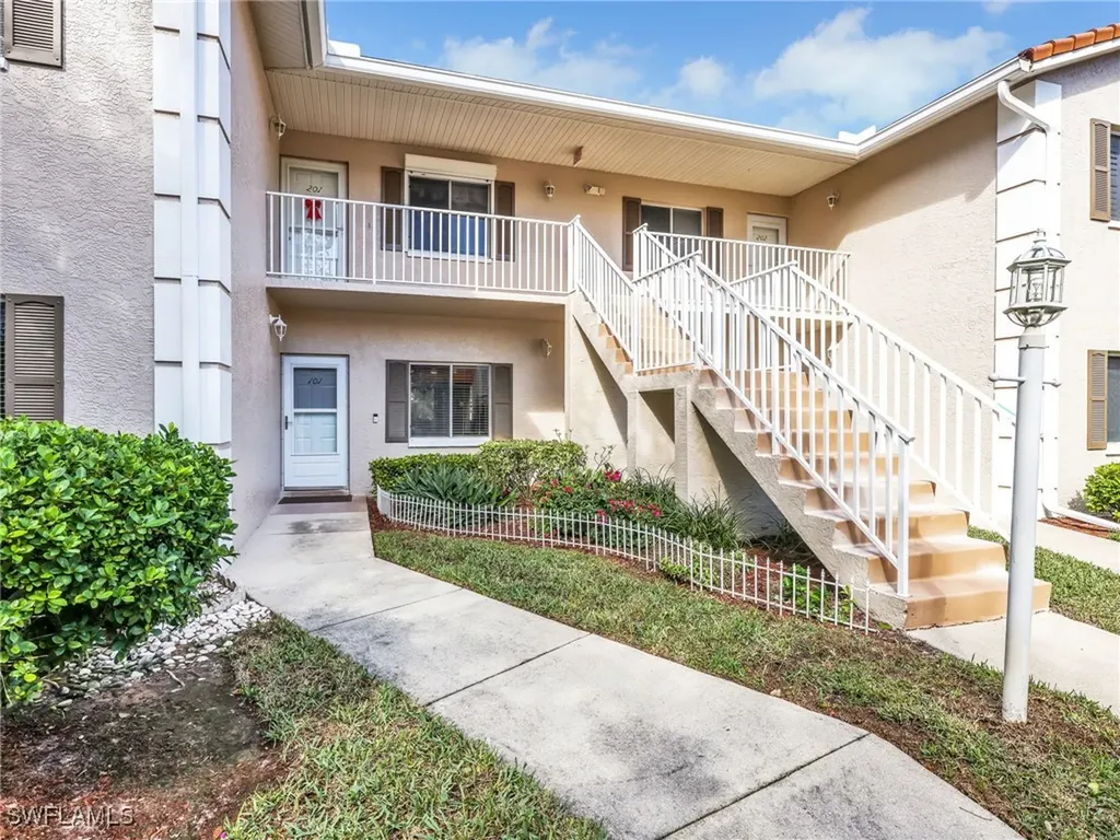 725 Saratoga Circle Naples FL 34104