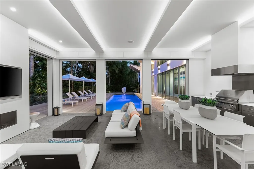 2211 South Winds Drive Naples FL 34102