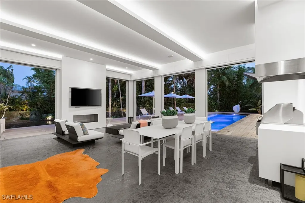 2211 South Winds Drive Naples FL 34102