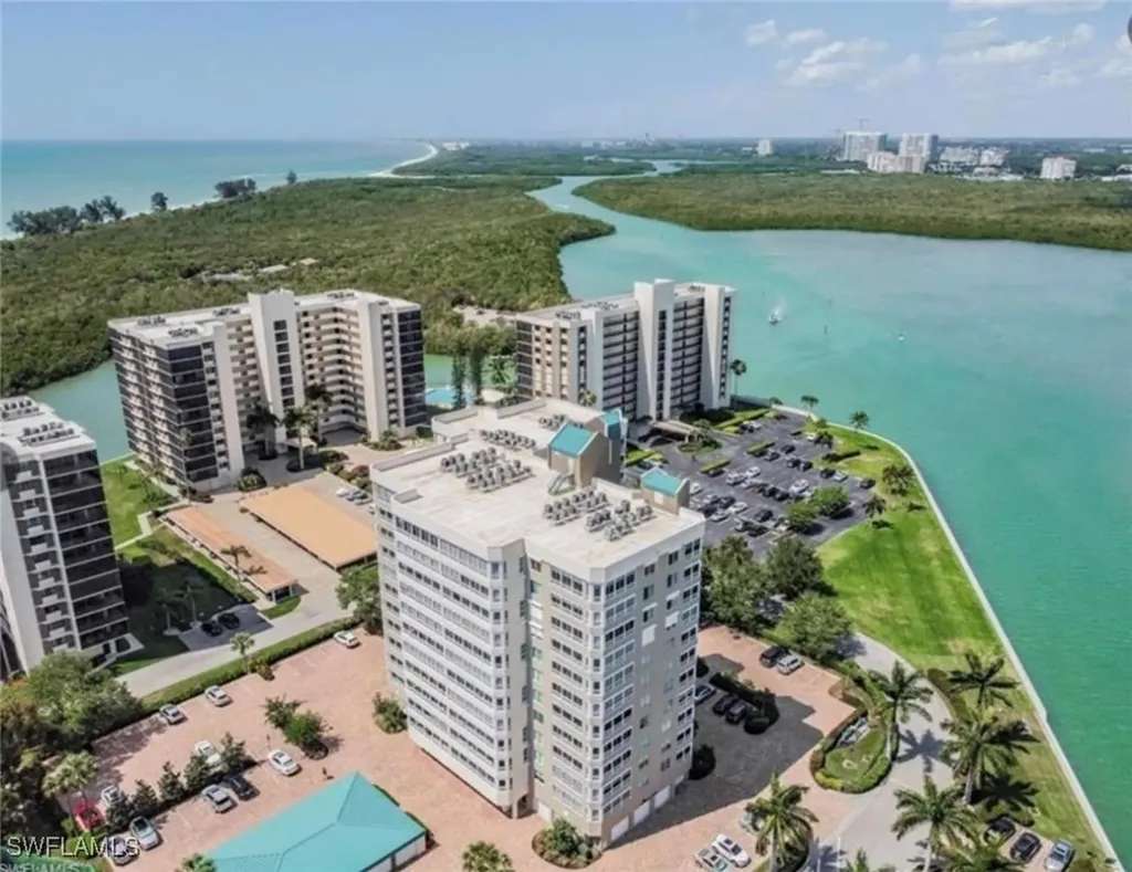 Naples FL, 21 Bluebill Avenue, Unit 403B